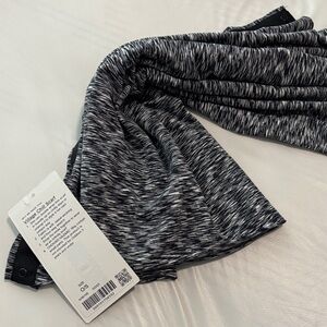 Ivivva Black and White Chill Scarf nwt